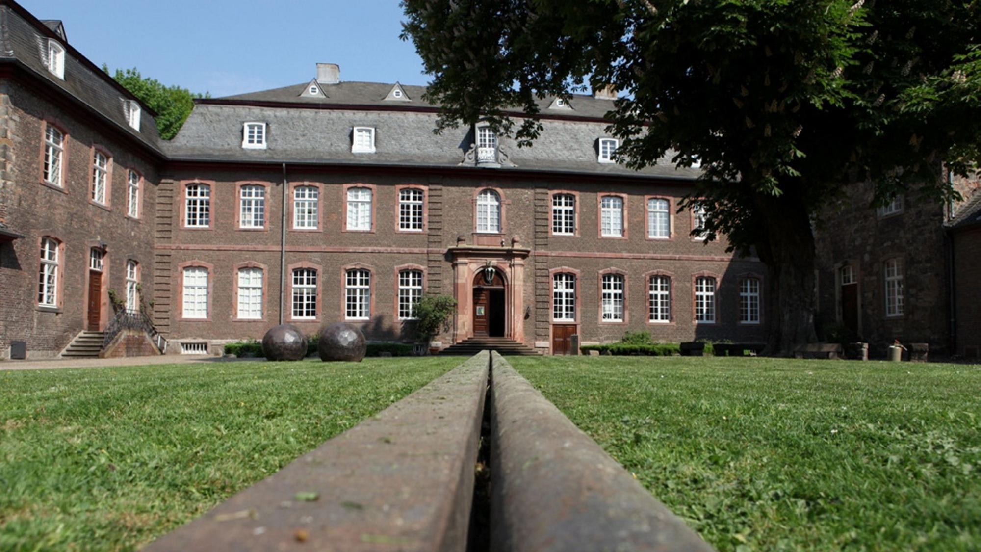 Ein Schloss inmitten von einer Grünfläche
