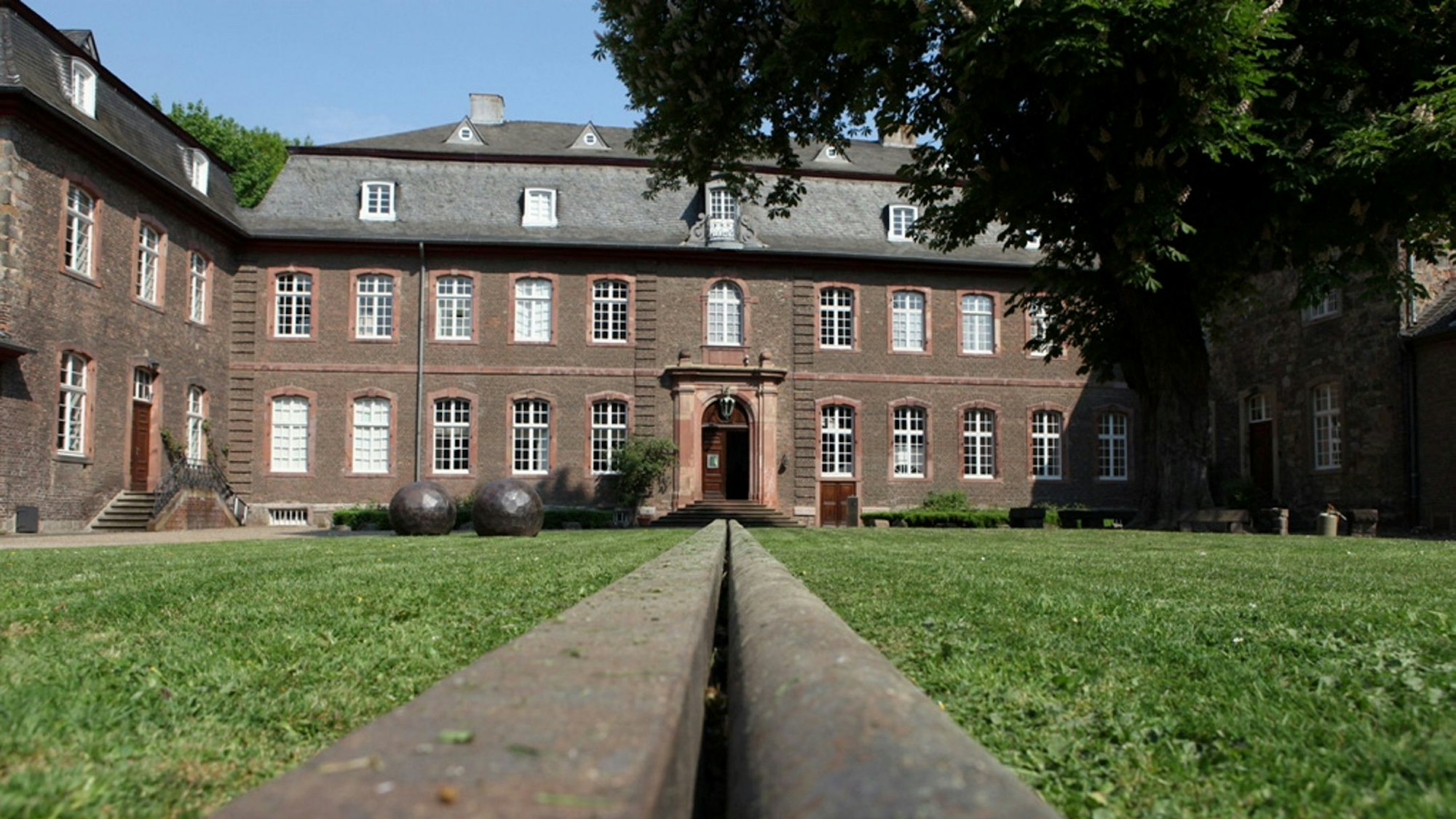 Ein Schloss inmitten von einer Grünfläche