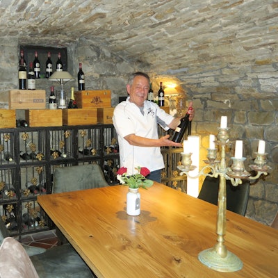 Ein Mann steht in einem Gewölbekeller