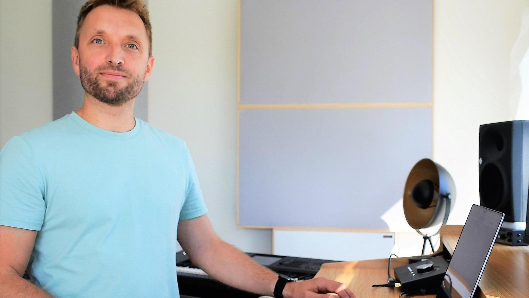 Der Musiker und Chorleiter Fabian Sennholz aus Waldbröl arbeitet als Pianist und Arrangeur auch für Tim Bendzko. An seinem neuen Wohnort hat er sich auch ein eigenes Studio eingerichtet.