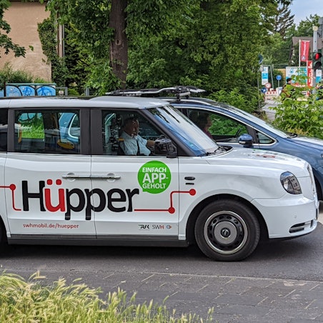 Auf dem Foto ist das Hürther Sammeltaxi zu sehen, es wird Hüpper genannt.