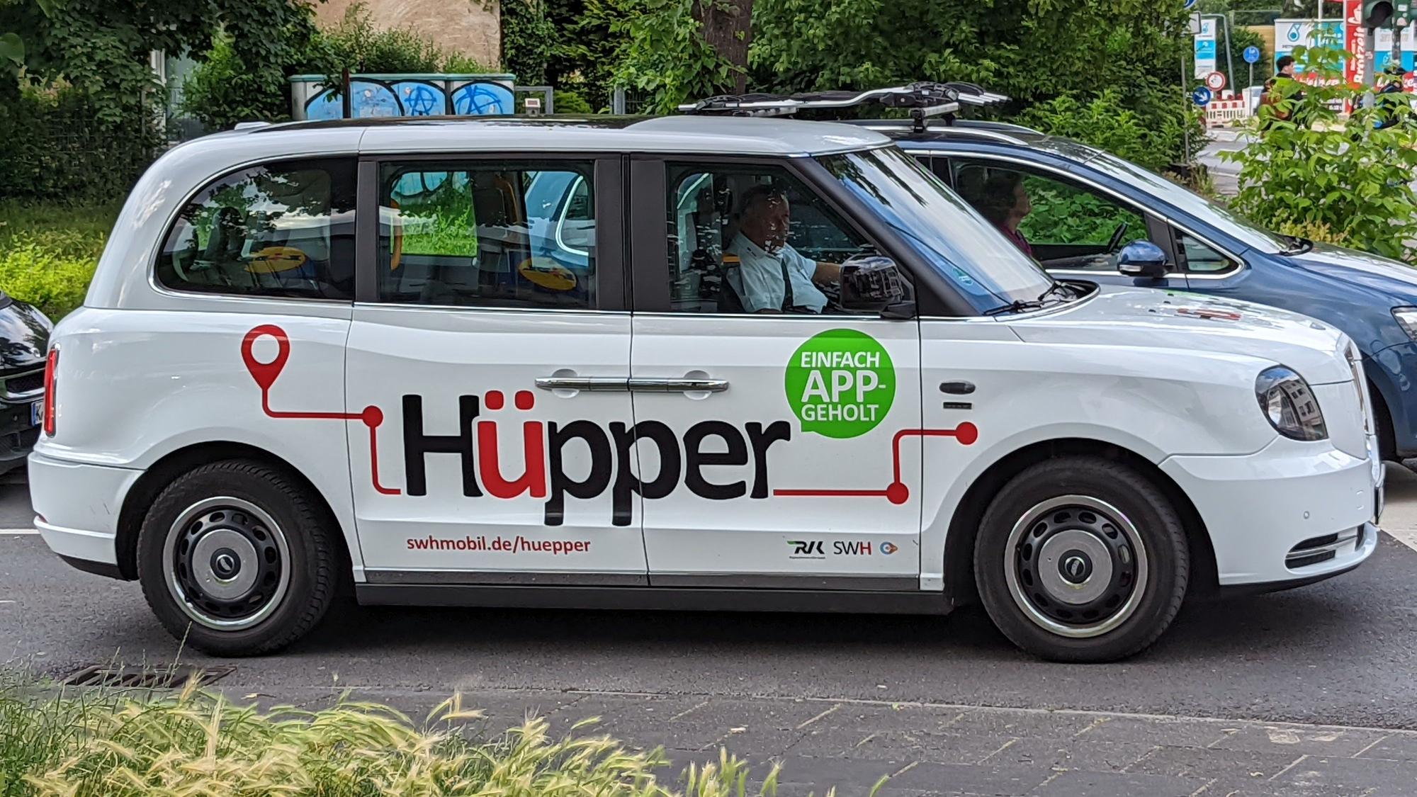 Auf dem Foto ist das Hürther Sammeltaxi zu sehen, es wird Hüpper genannt.