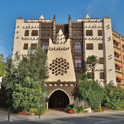 Ein eindrucksvolles Gebäude im afrikanischen Stil.