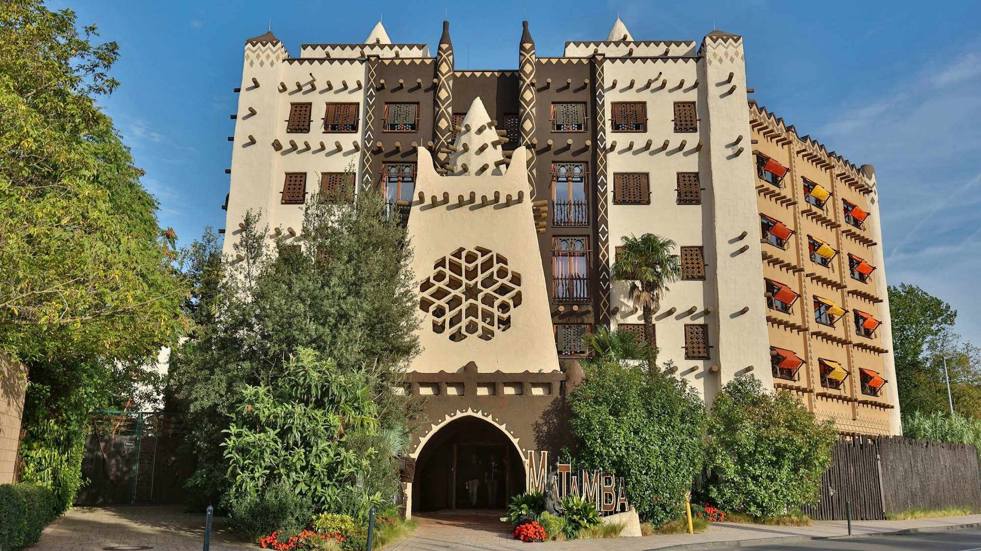 Ein eindrucksvolles Gebäude im afrikanischen Stil.