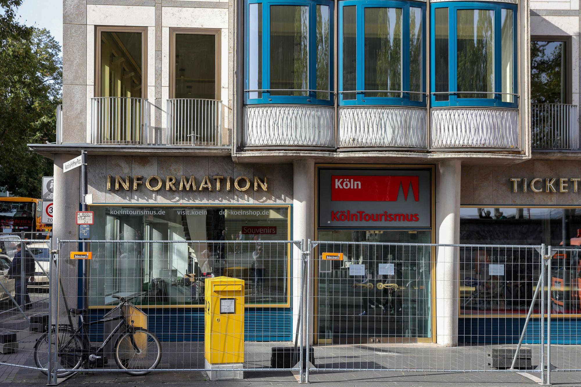 Die Touristeninformation am Kardinal-Höffner-Platz hinter einem Bauzaun