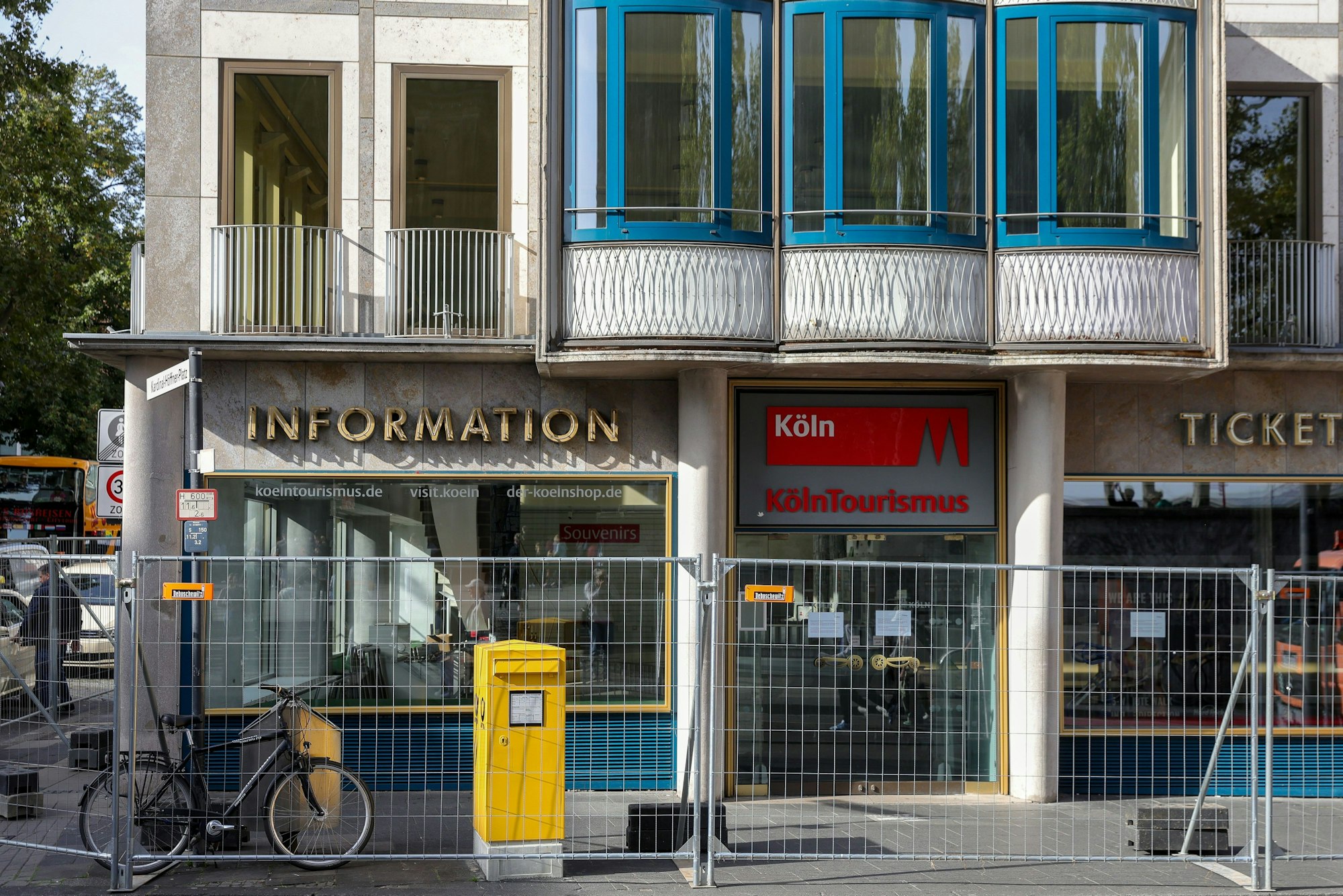 Die Touristeninformation am Kardinal-Höffner-Platz hinter einem Bauzaun