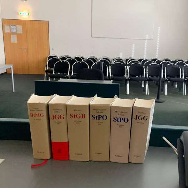 Das Symbolbild zeigt einen Saal des Euskirchener Amtsgerichts, im Vordergrund Bände mit Gesetzestexten.