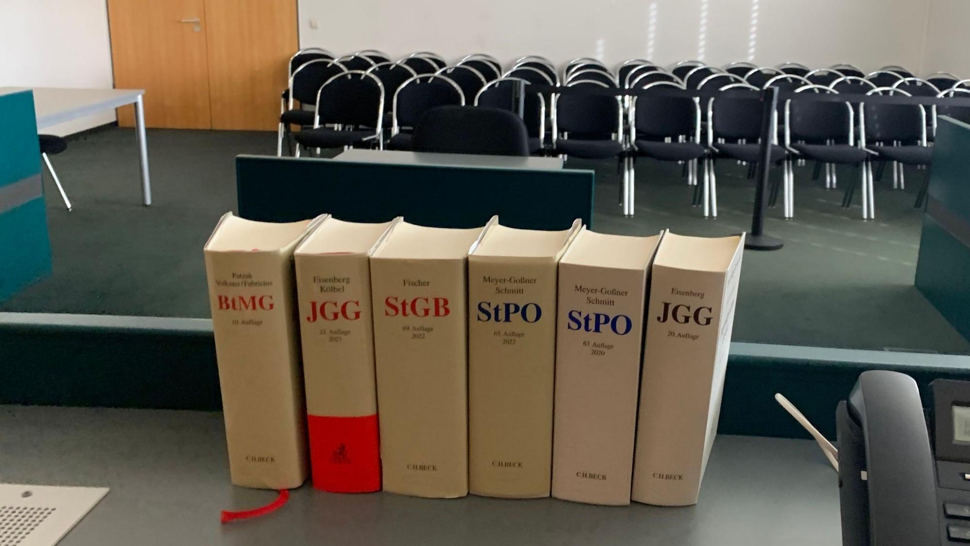 Das Symbolbild zeigt einen Saal des Euskirchener Amtsgerichts, im Vordergrund Bände mit Gesetzestexten.