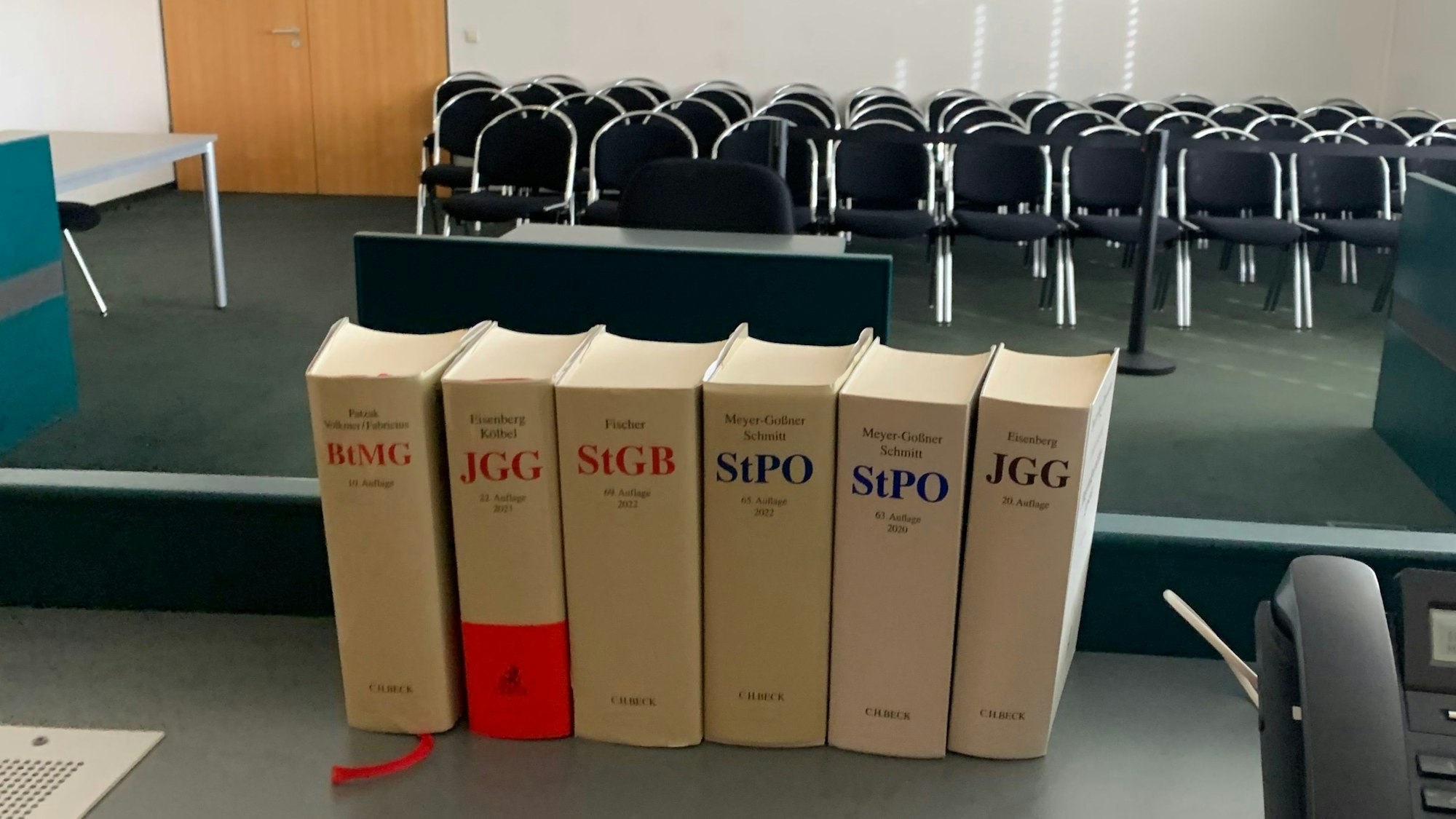 Das Symbolbild zeigt einen Saal des Euskirchener Amtsgerichts, im Vordergrund Bände mit Gesetzestexten.