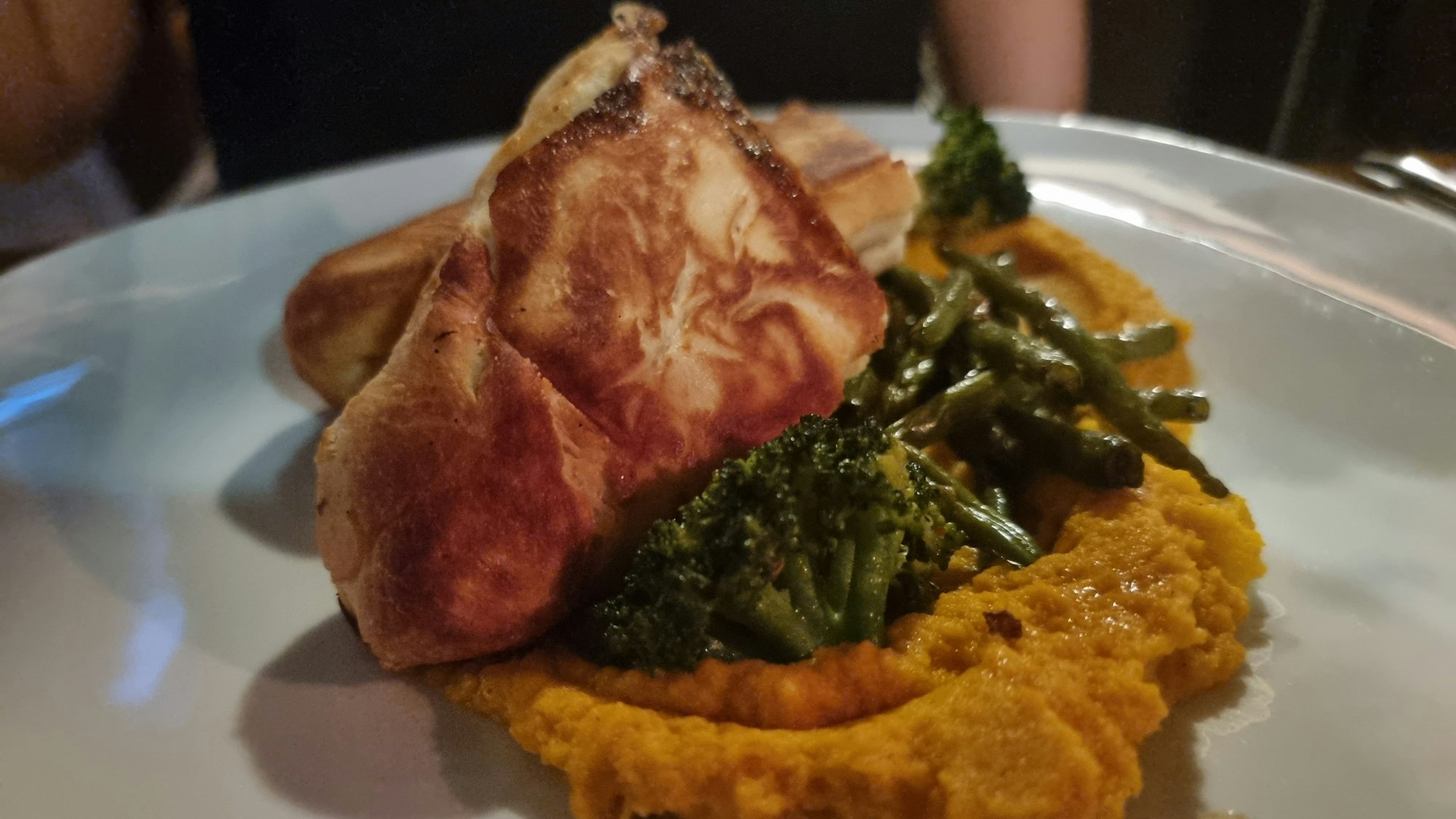 Pfannenbrot und Kartoffel auf einem weißen Teller angerichtet.