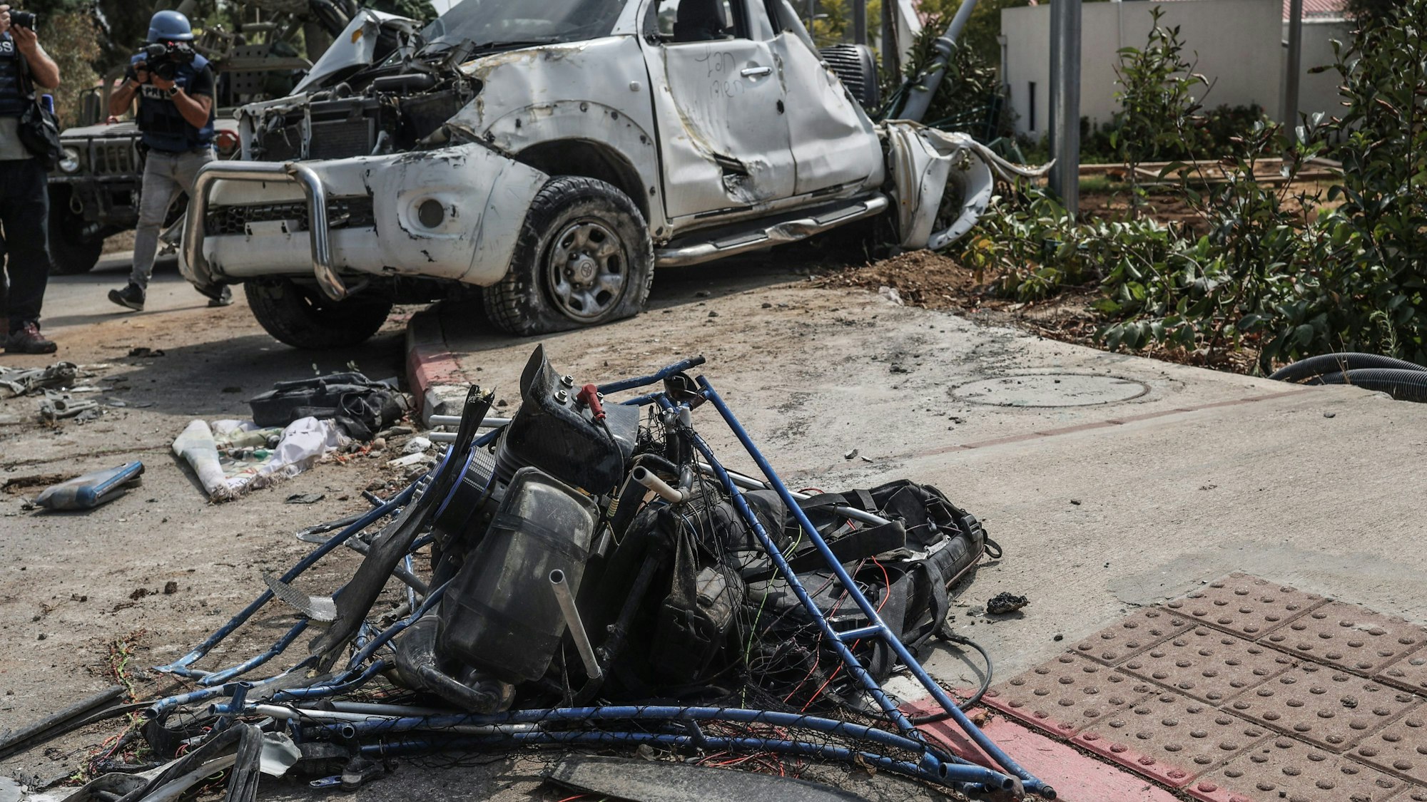 Überreste eines von der Hamas benutzten Gleitschirms liegen in der Nähe eines zerstörten Hauses in Kfar Aza.