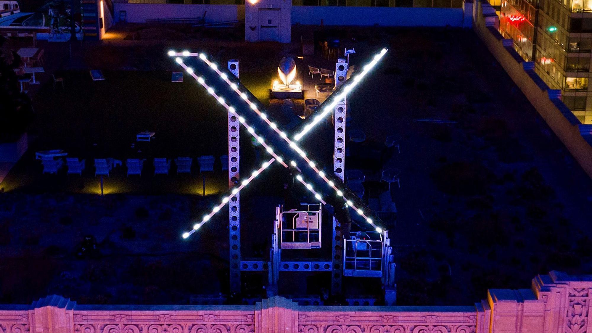 Das Logo des Onlinedienstes X (vormals Twitter) auf dem Dach des Firmensitzes in San Francisco.
