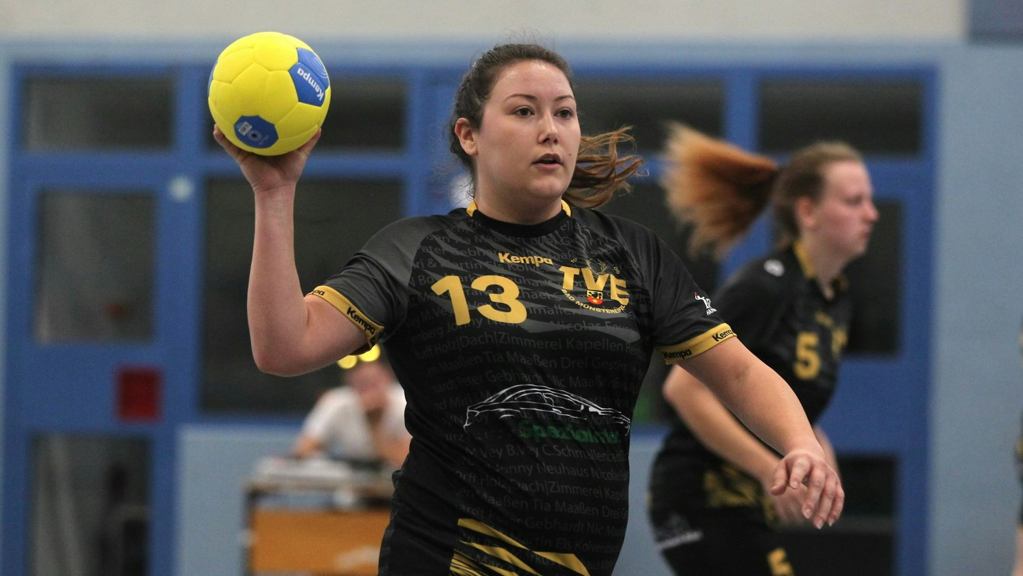 Eine Handballspielerin mit einem Ball in der Hand.