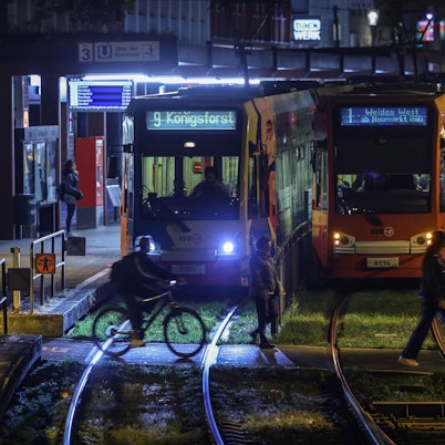 Straßenbahnen stehen in Köln an einer Haltestelle.