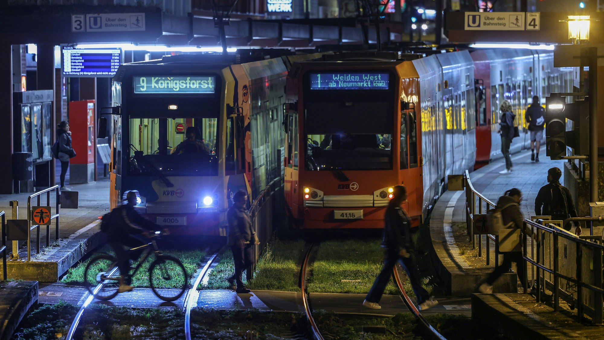 Straßenbahnen stehen in Köln an einer Haltestelle.