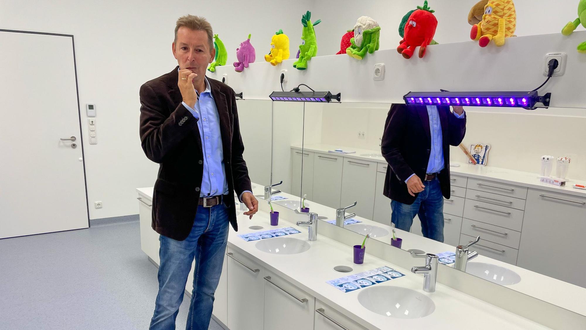 Dr. Tilman Kramer, Amtszahnarzt und Leiter Zahnmedizinischer Dienst, putzt Zähne.