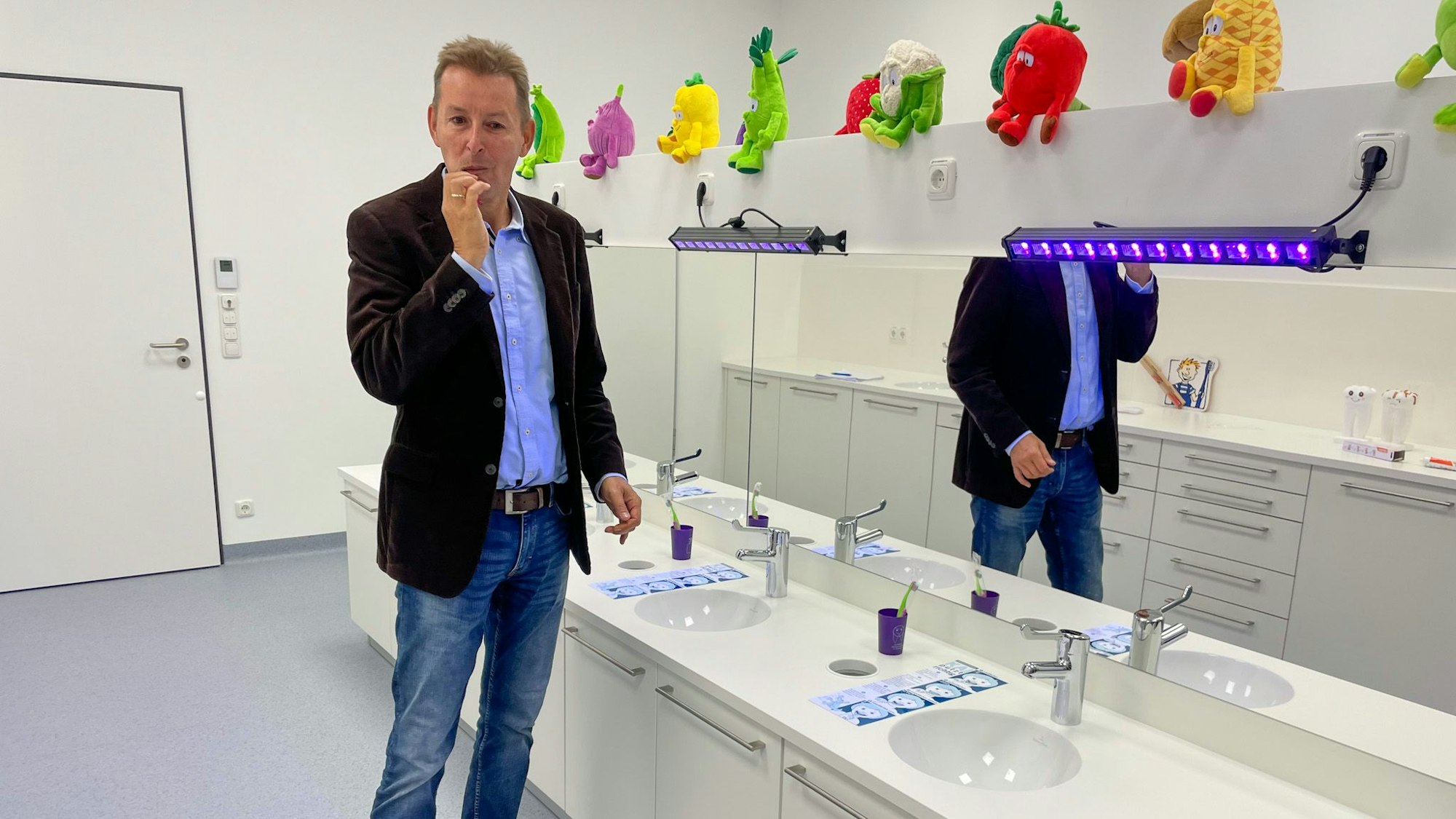 Dr. Tilman Kramer, Amtszahnarzt und Leiter Zahnmedizinischer Dienst, putzt Zähne.