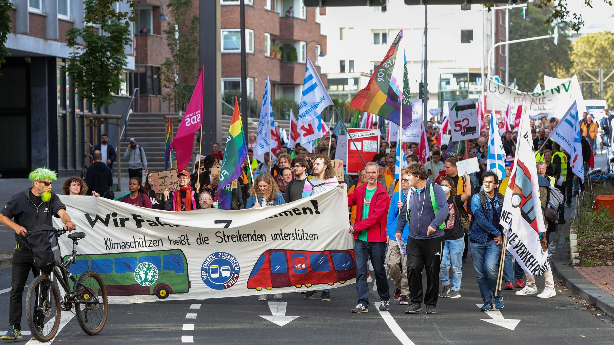 Mehrere Protestierende laufen auf der Straße.