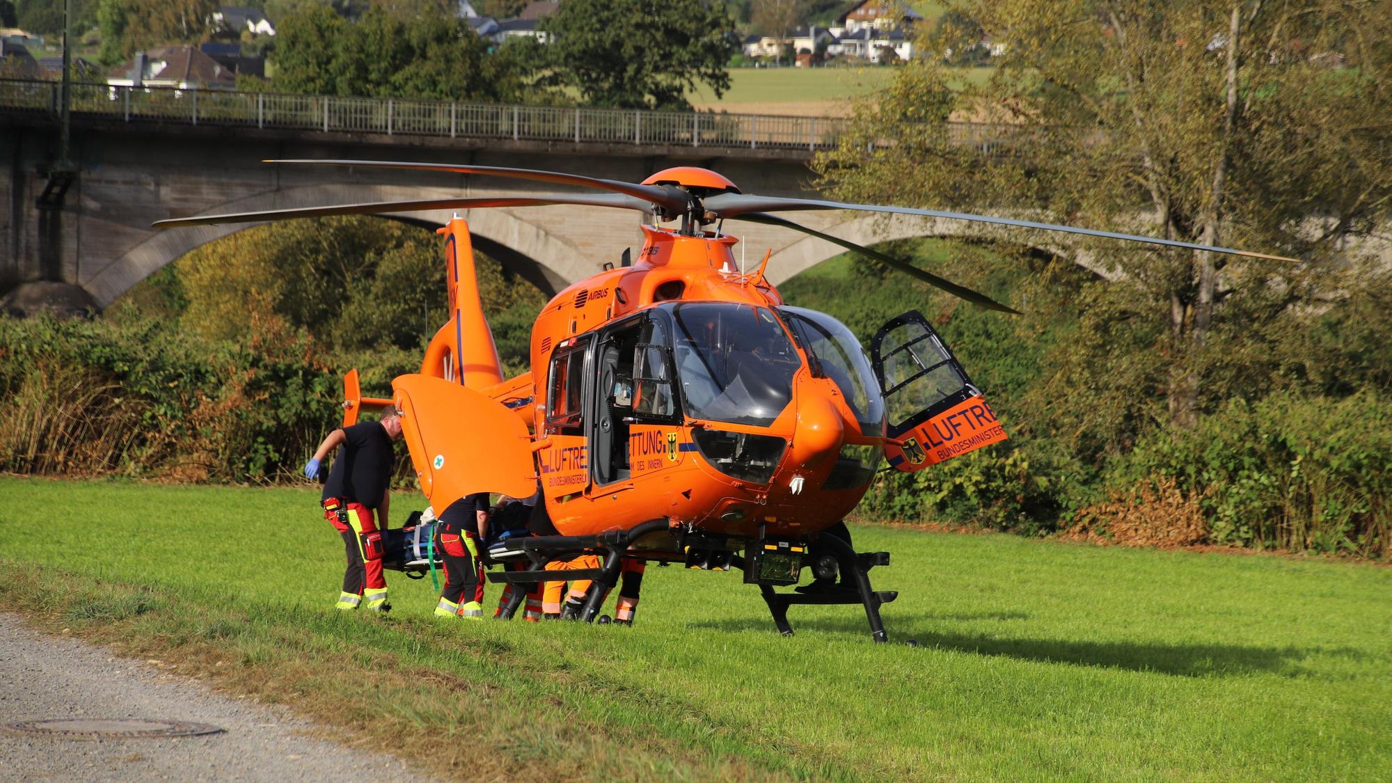 „Christoph 3“ brachte den Schwerverletzten in eine Klinik nach Köln-Merheim geflogen. Rettungsdienst und Notärzte schieben die Trage in den Laderaum des Hubschraubers.