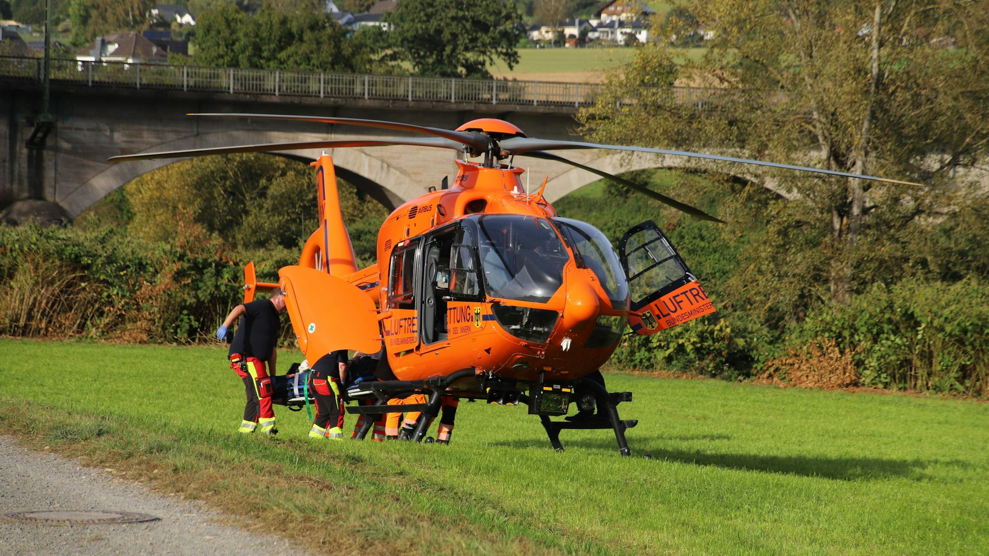 „Christoph 3“ brachte den Schwerverletzten in eine Klinik nach Köln-Merheim geflogen. Rettungsdienst und Notärzte schieben die Trage in den Laderaum des Hubschraubers.
