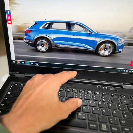 Ein Auto auf dem Display eines geöffneten Laptops