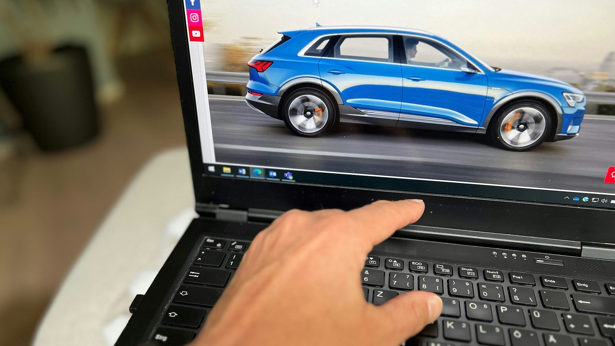 Ein Auto auf dem Display eines geöffneten Laptops