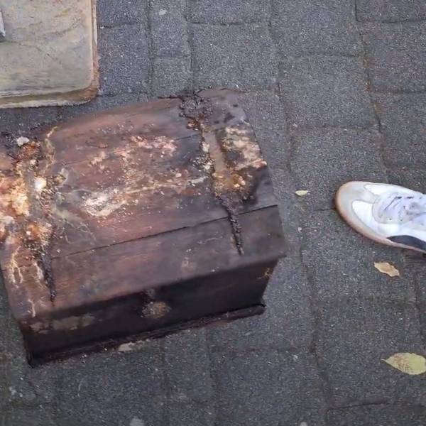 Die stark verwitterte Schatzkiste nach der Hebung in Langenfeld.