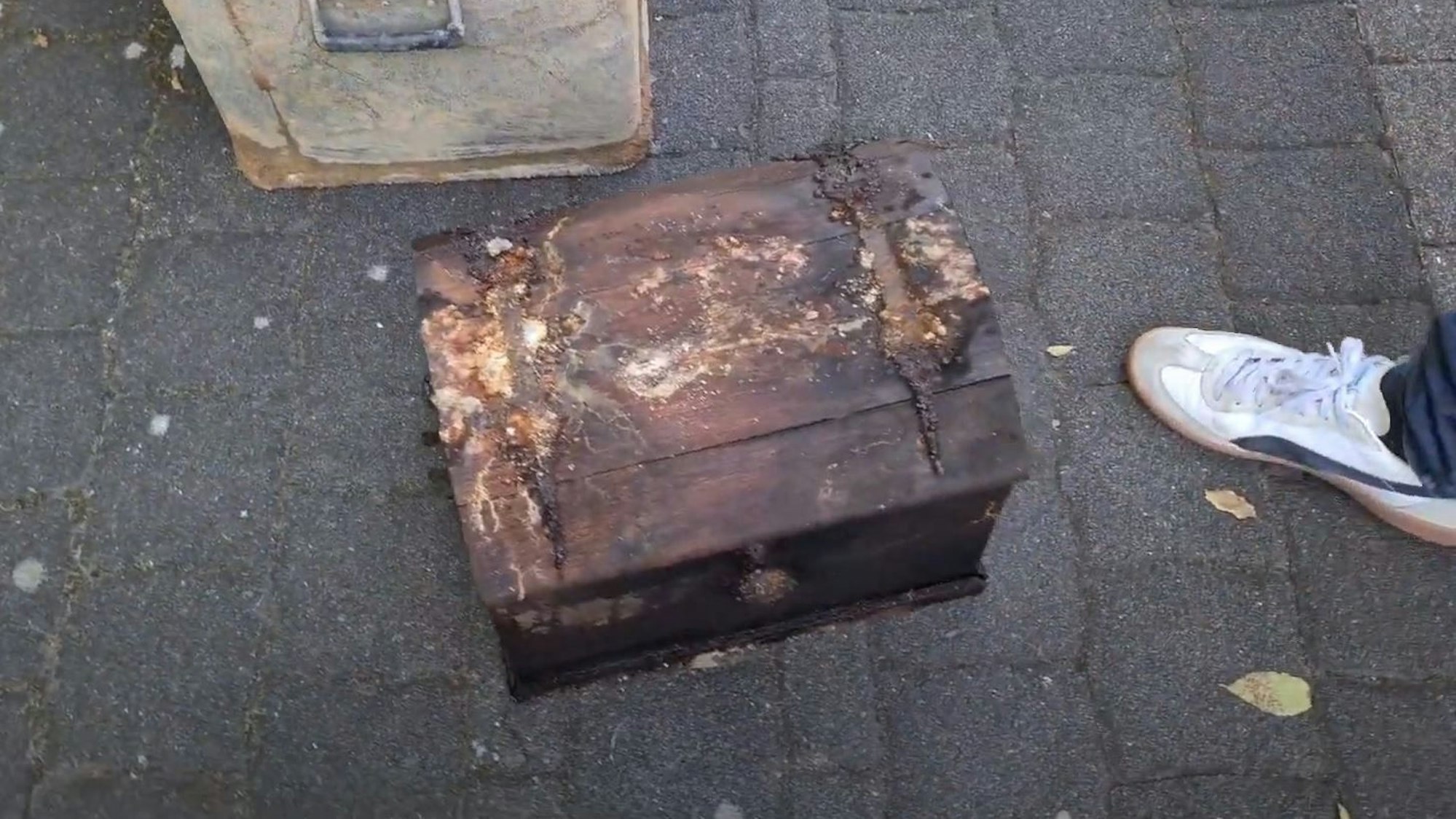 Die stark verwitterte Schatzkiste nach der Hebung in Langenfeld.