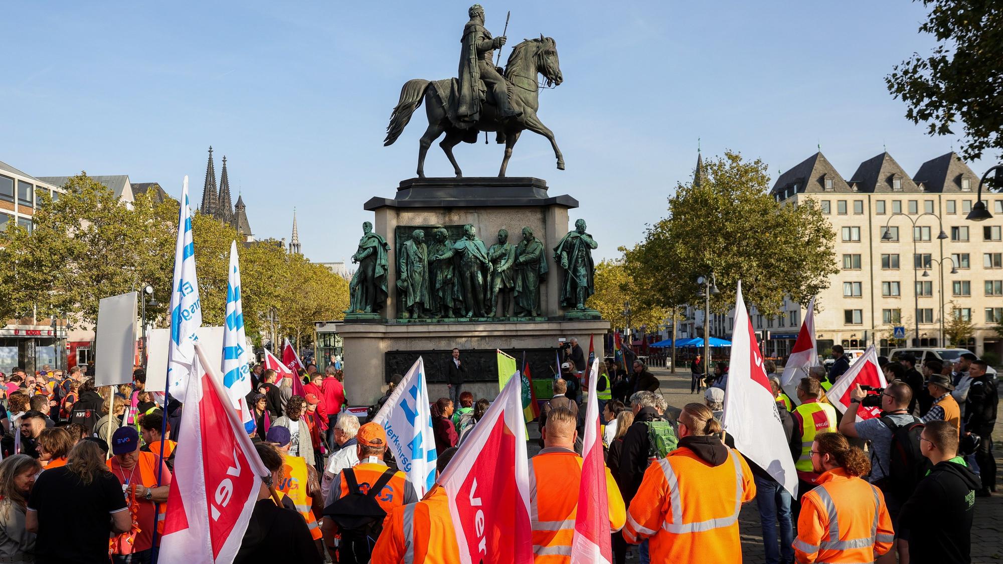 Mehrere Protestierende mit orangefarbenen Warnwesten stehen auf dem Heumarkt.