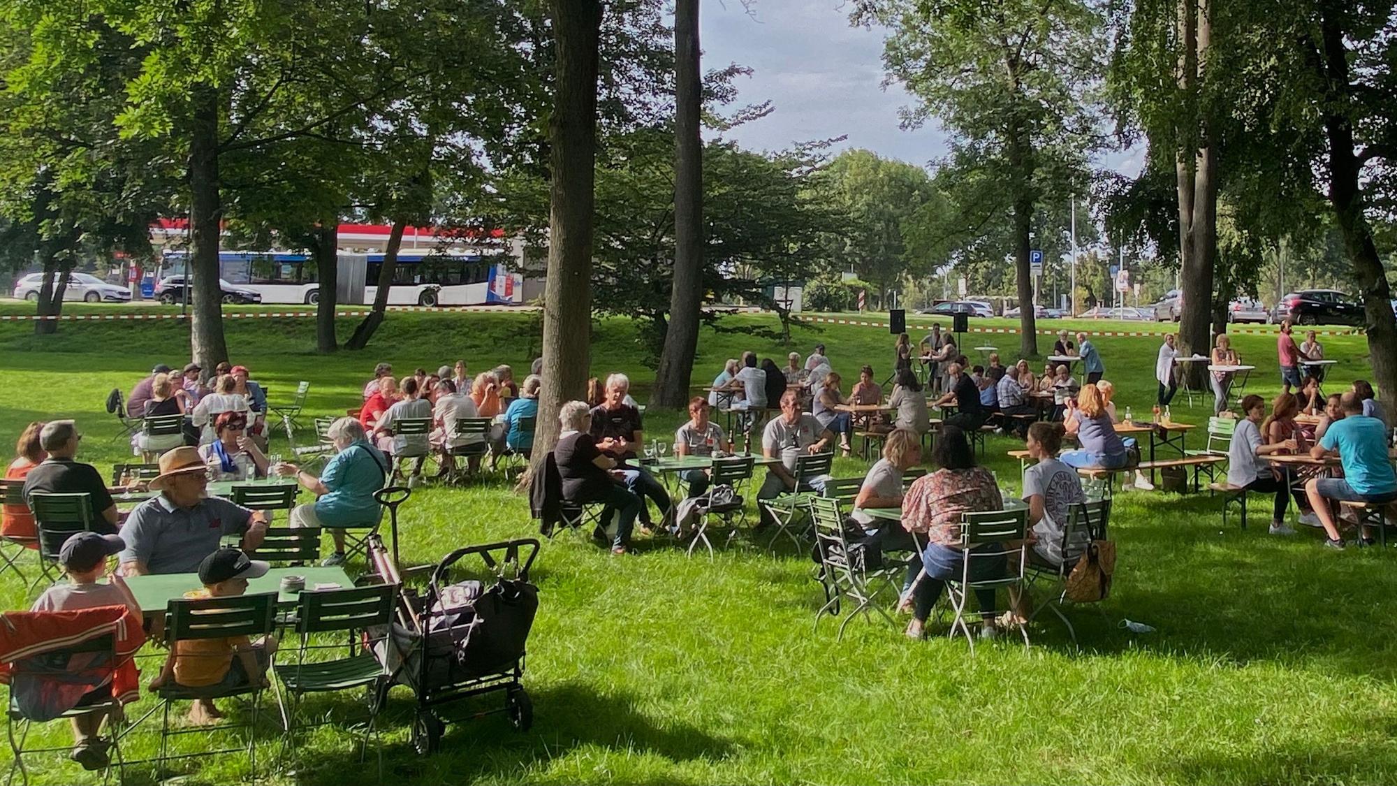 Zahlreiche Gäste kamen auf den Feierabendmarkt zwischen Aachener Tor und Kreishaus.