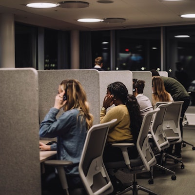 Callcenter-Mitarbeiter bei der Arbeit