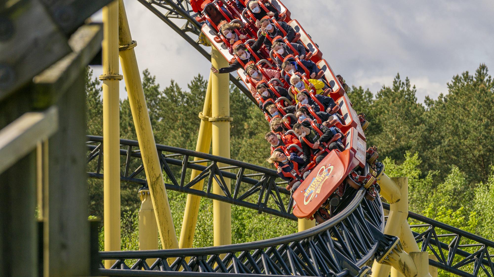 Die Achterbahn Desert Race gehört zu den größten Attraktionen des Heideparks Soltau. Nach einem Feuer wurde der Freizeitpark am Mittwoch evakuiert. (Archivbild)