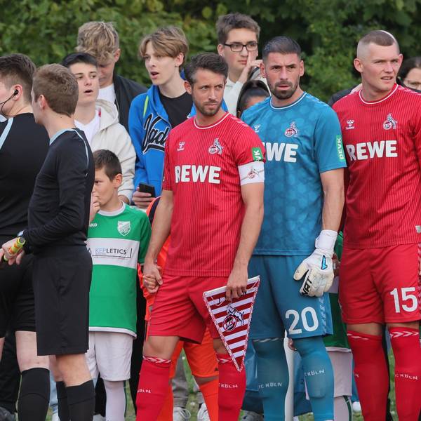 Beim Testspiel in Langenfeld gegen Reusrath führte Mark Uth (l., daneben Torhüter Penkte und Kilian) den 1. FC Köln als Kapitän auf den Platz und traf per Elfmeter.