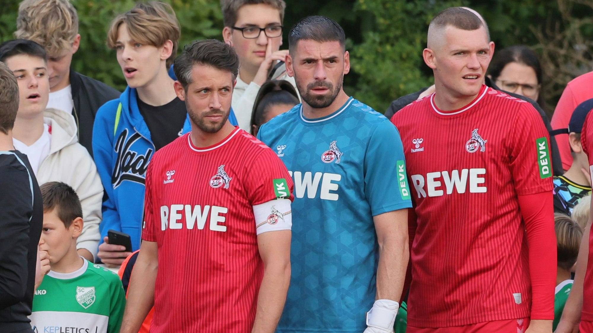 Beim Testspiel in Langenfeld gegen Reusrath führte Mark Uth (l., daneben Torhüter Penkte und Kilian) den 1. FC Köln als Kapitän auf den Platz und traf per Elfmeter.