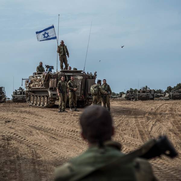 Israel, Sderot: Israelische Soldaten sind in der Nähe der Grenze zwischen Israel und dem Gazastreifen im Einsatz