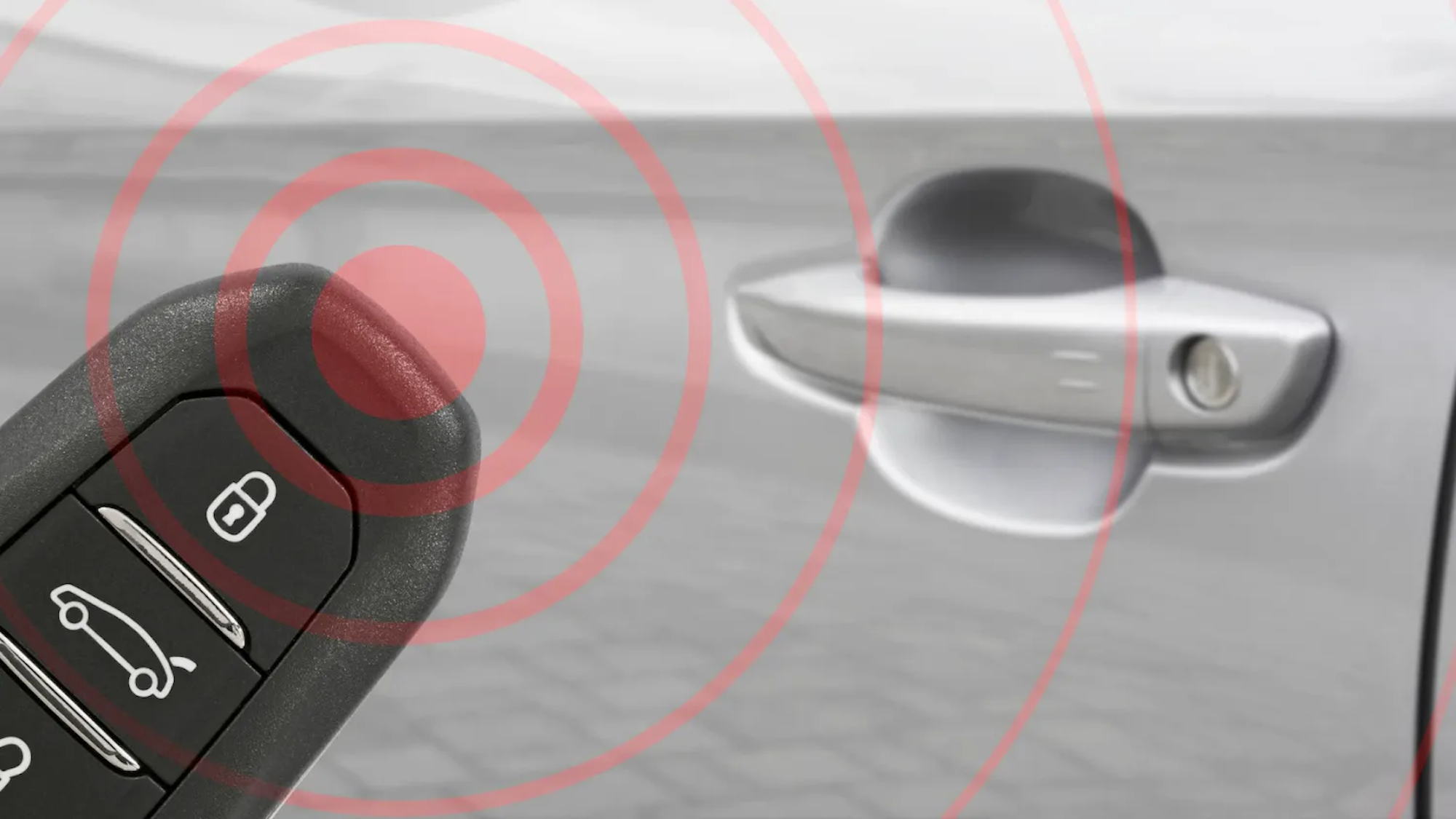 Auf dem Foto sind ein Autoschlüssel und eine Autotür zu sehen.