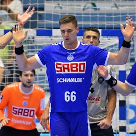 VfL-Handballer Julian Köster, Stepan Zeman und Tom Kiesler stehen in der Abwehr vor Torhüter Daniel Rebmann.