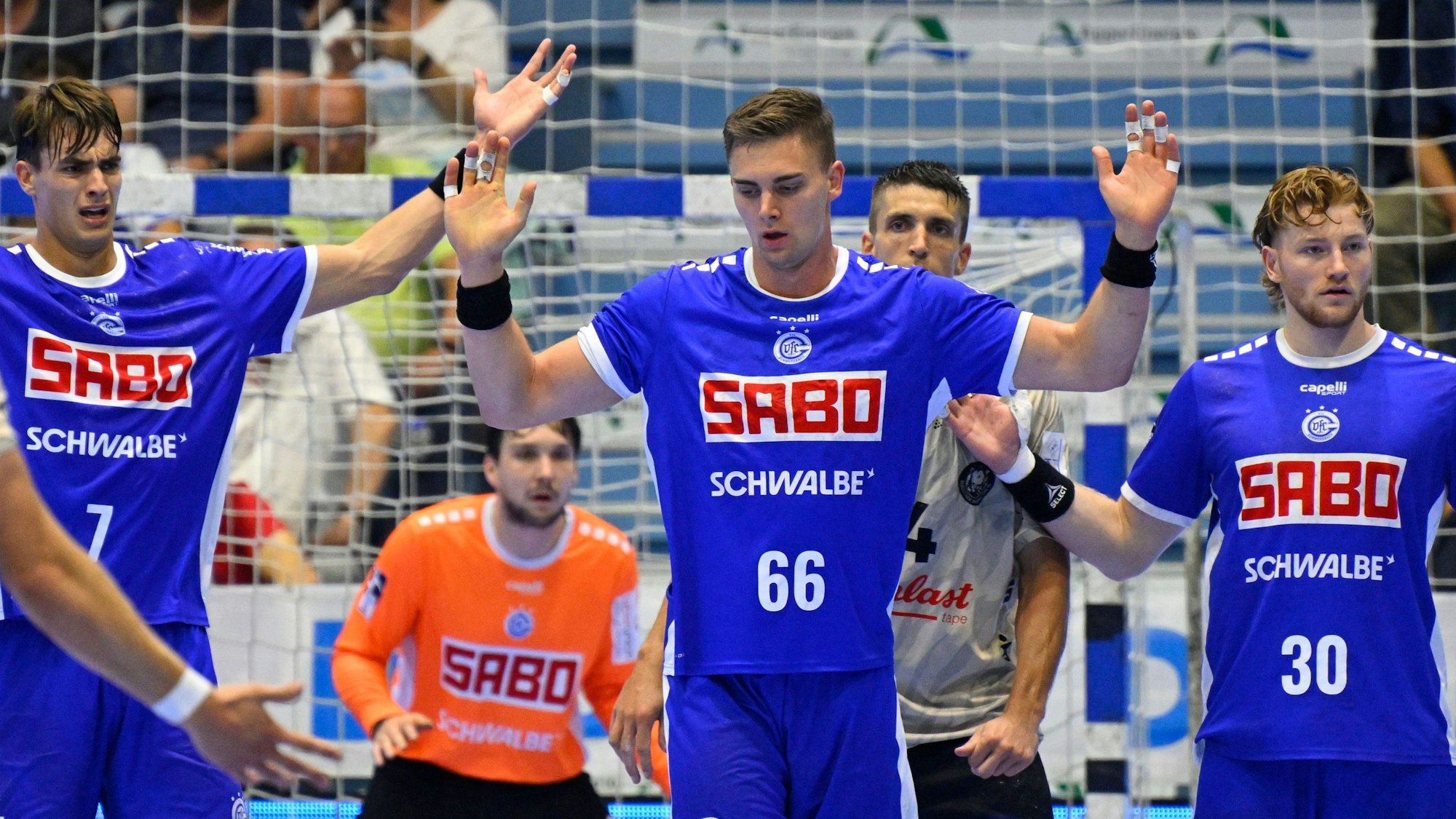 VfL-Handballer Julian Köster, Stepan Zeman und Tom Kiesler stehen in der Abwehr vor Torhüter Daniel Rebmann.