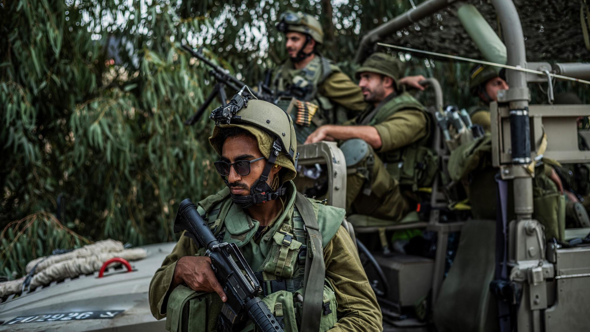 Israelische Soldaten durchsuchen das Gebiet im Kibbut Kfar Aza.