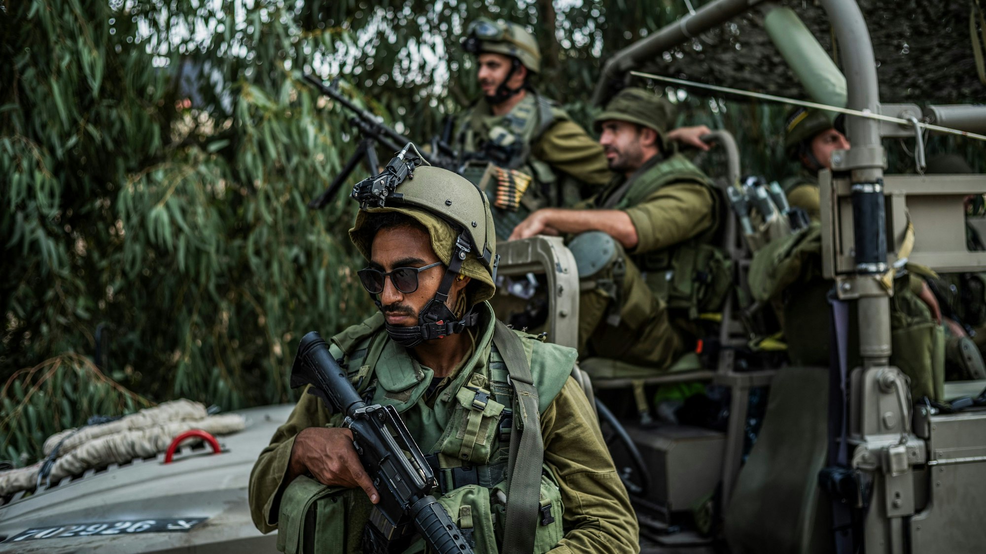 Israelische Soldaten durchsuchen das Gebiet im Kibbut Kfar Aza.