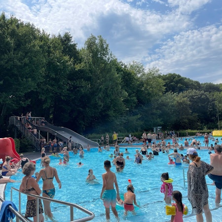 Action- und Poolparty im Freibad Wiembachtal in Leverkusen-Opladen.