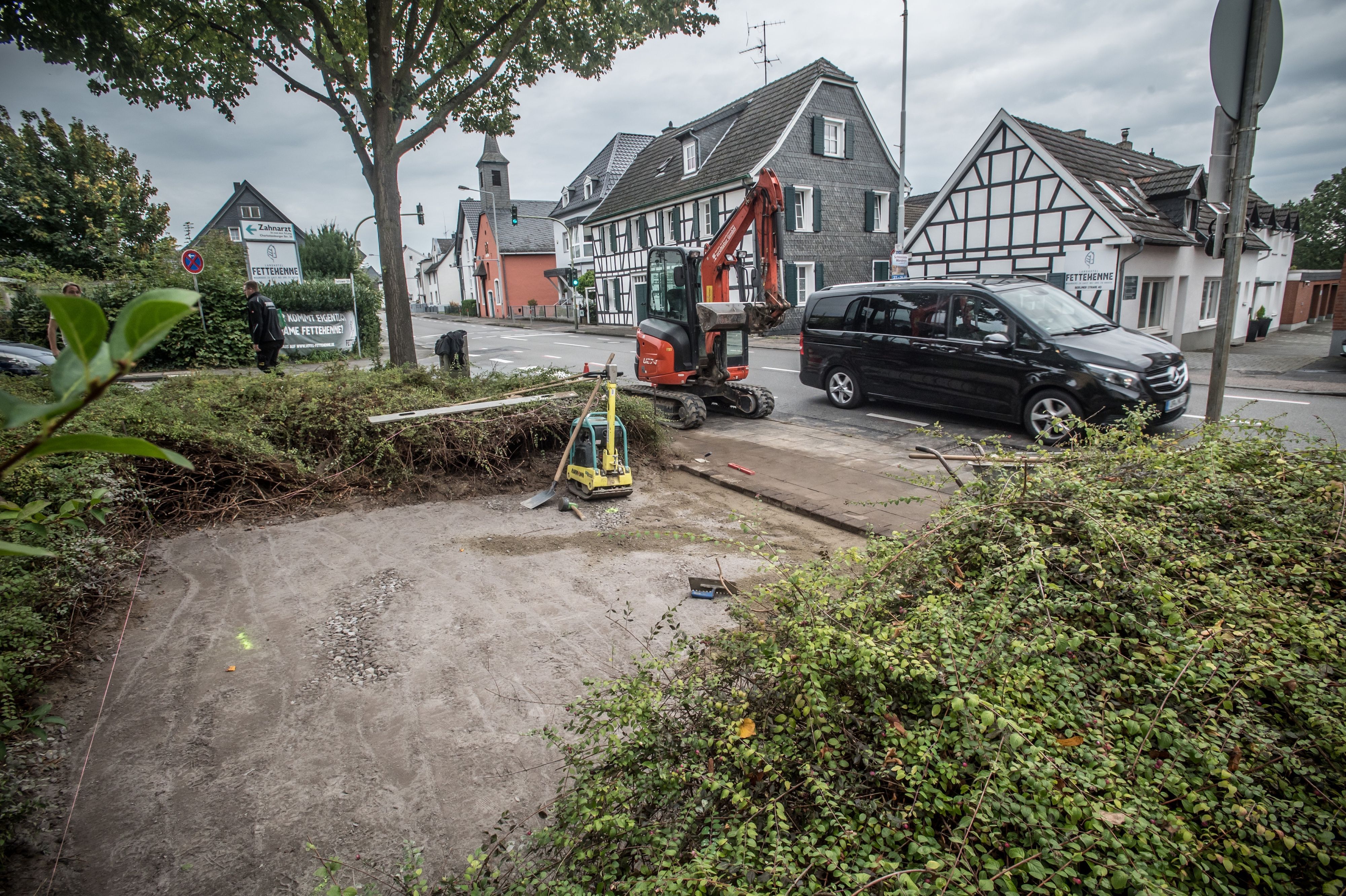 An die extrem viel befahrene L188 (Berliner Straße) in Fettehenne soll jetzt eine Ruhebank gestellt werden. Der Beschluss stammt aus dem Jahr 2016.