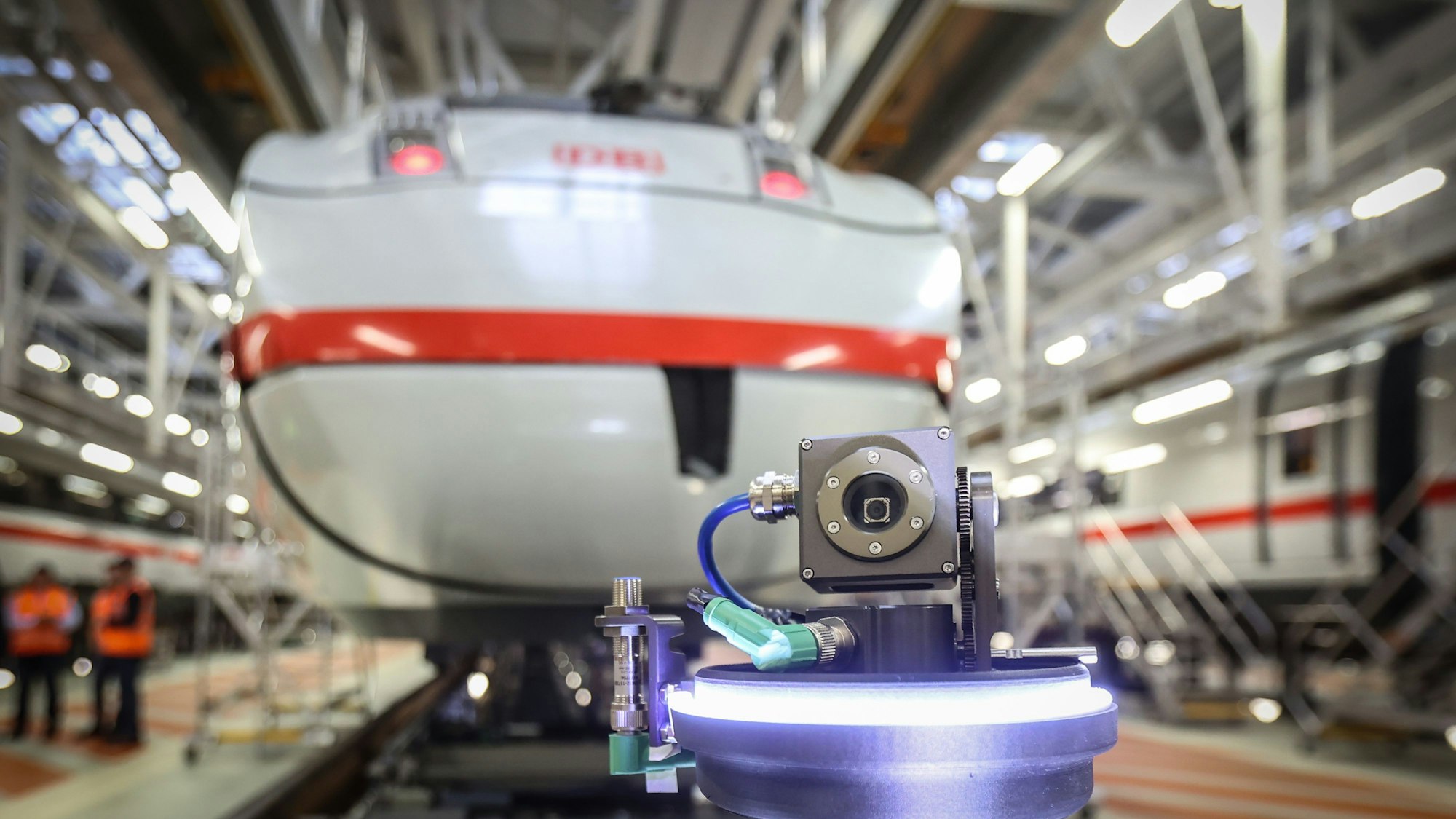 Ein Gerät mit Kamera vor einem ICE.