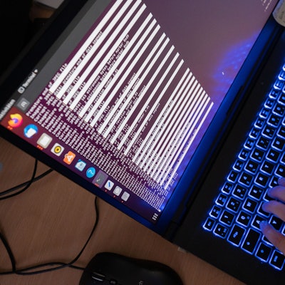 Ein Mensch tippt auf einem Laptop.