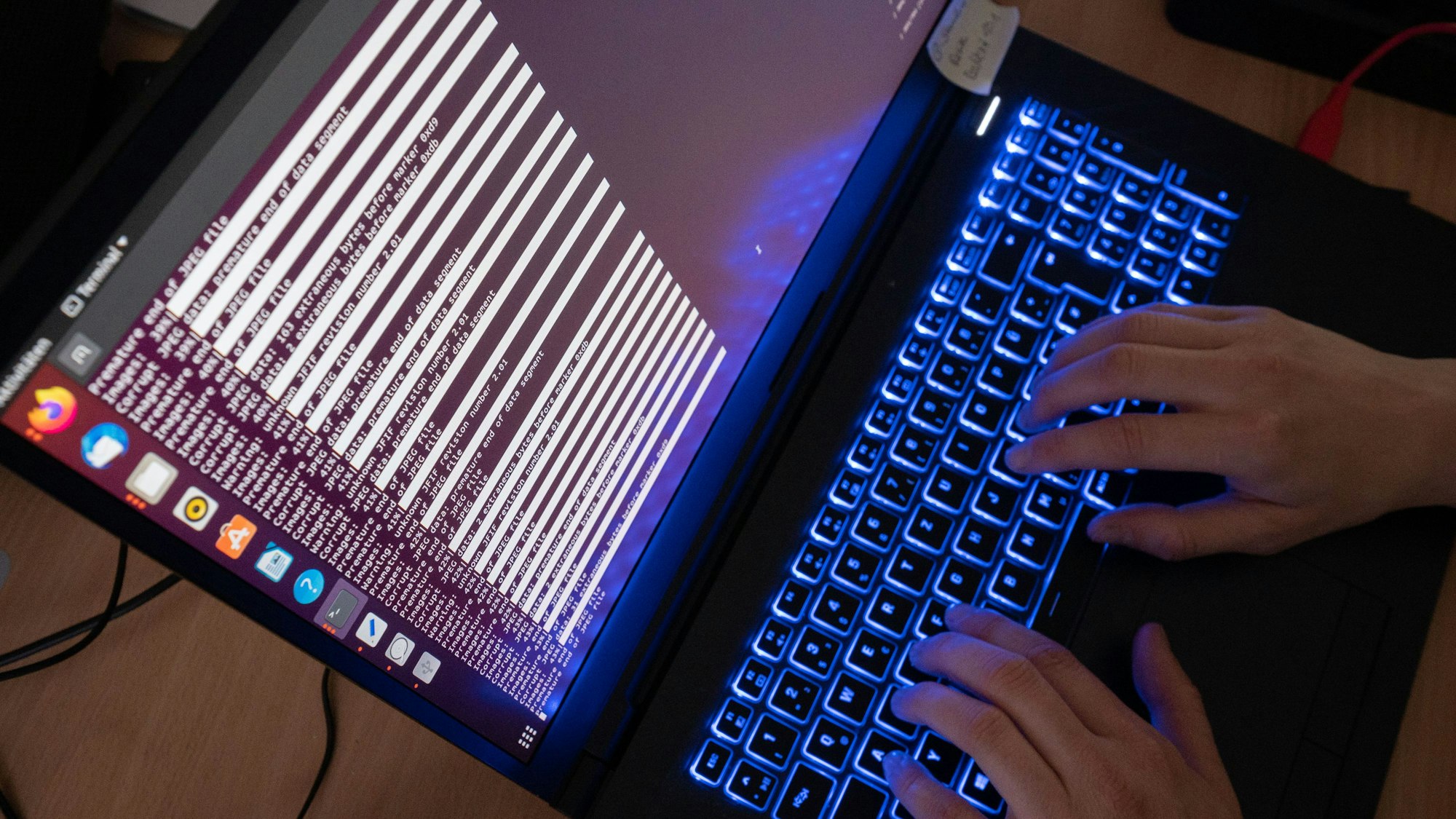 Ein Mensch tippt auf einem Laptop.