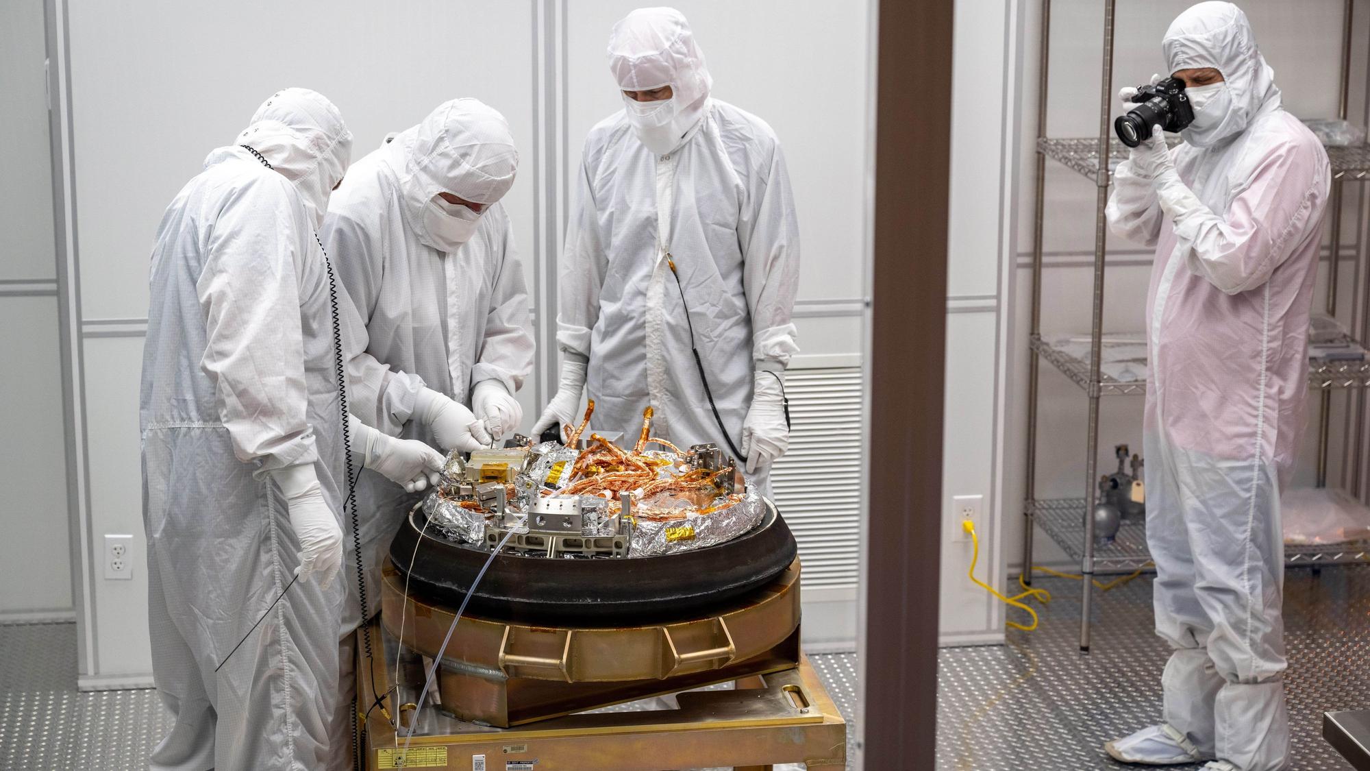 Wissenschaftler arbeiten an der von der Nasa-Sonde «Osiris-Rex» über der Erde abgeworfenen Kapsel mit einer Geröllprobe vom Asteroiden Bennu in einem Reinraum auf dem Test- und Übungsgelände des US-Verteidigungsministeriums in Utah.
