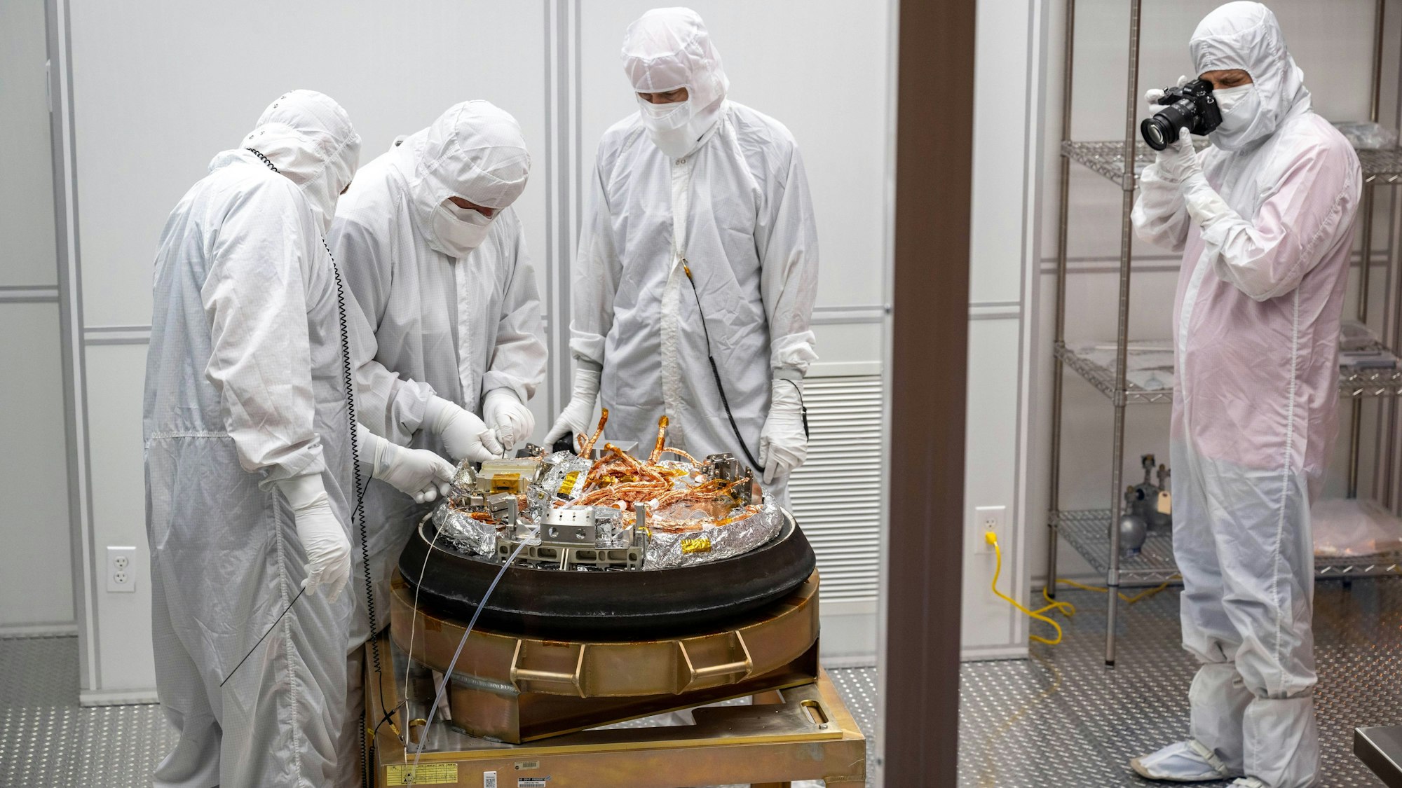 Wissenschaftler arbeiten an der von der Nasa-Sonde «Osiris-Rex» über der Erde abgeworfenen Kapsel mit einer Geröllprobe vom Asteroiden Bennu in einem Reinraum auf dem Test- und Übungsgelände des US-Verteidigungsministeriums in Utah.