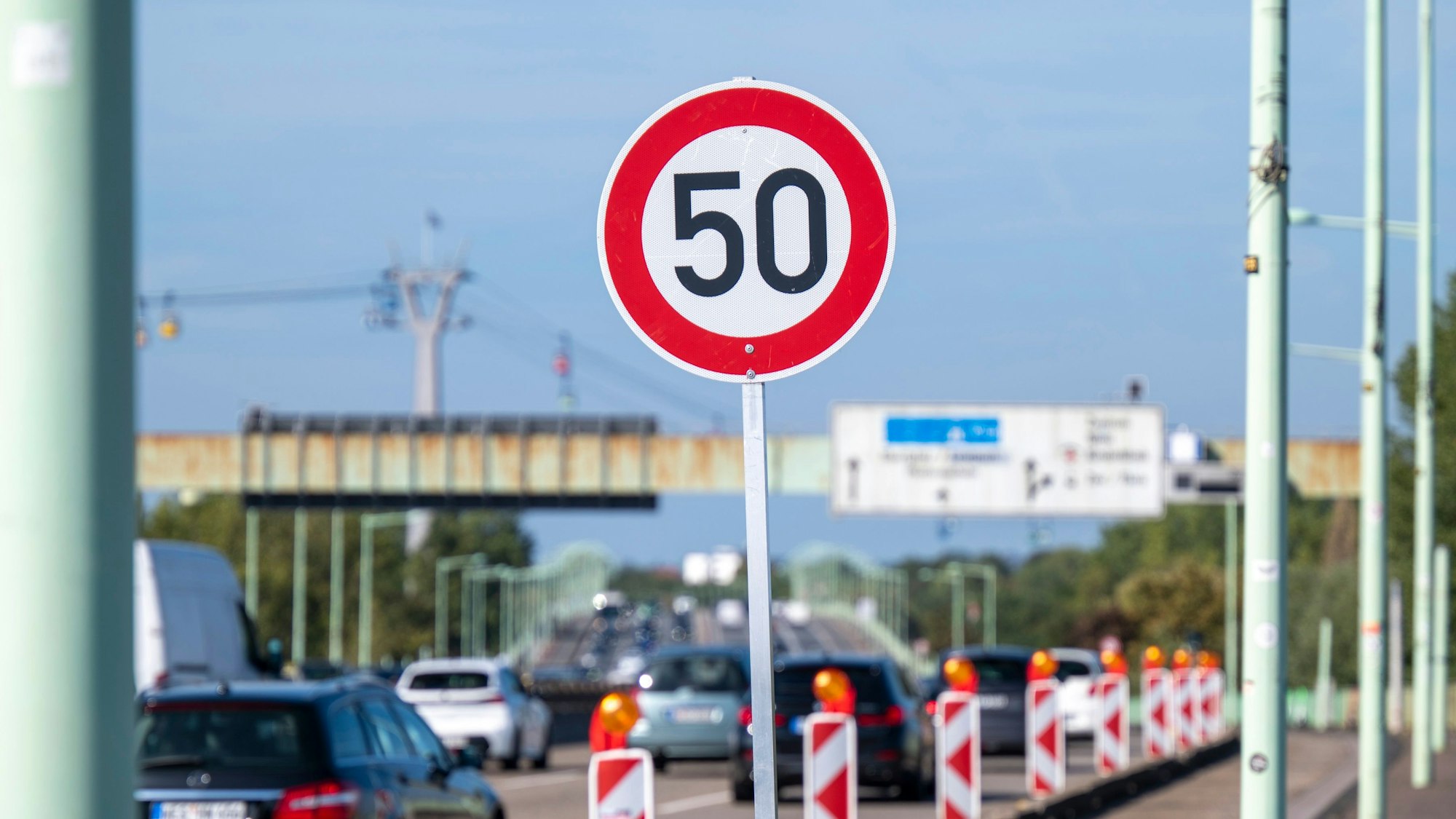 Blick auf die Zoobrücke stadteinwärts: Ein Verkehrsschild mit Tempo 50 weist auf die veränderte Richtgeschwindigkeit hin, die seit dem 1. Oktober dort gilt. Baken trennen Fahrbahn und Radweg voneinander, nachdem der vorhandene Trennbordstein als nicht mehr sicher eingestuft wird.