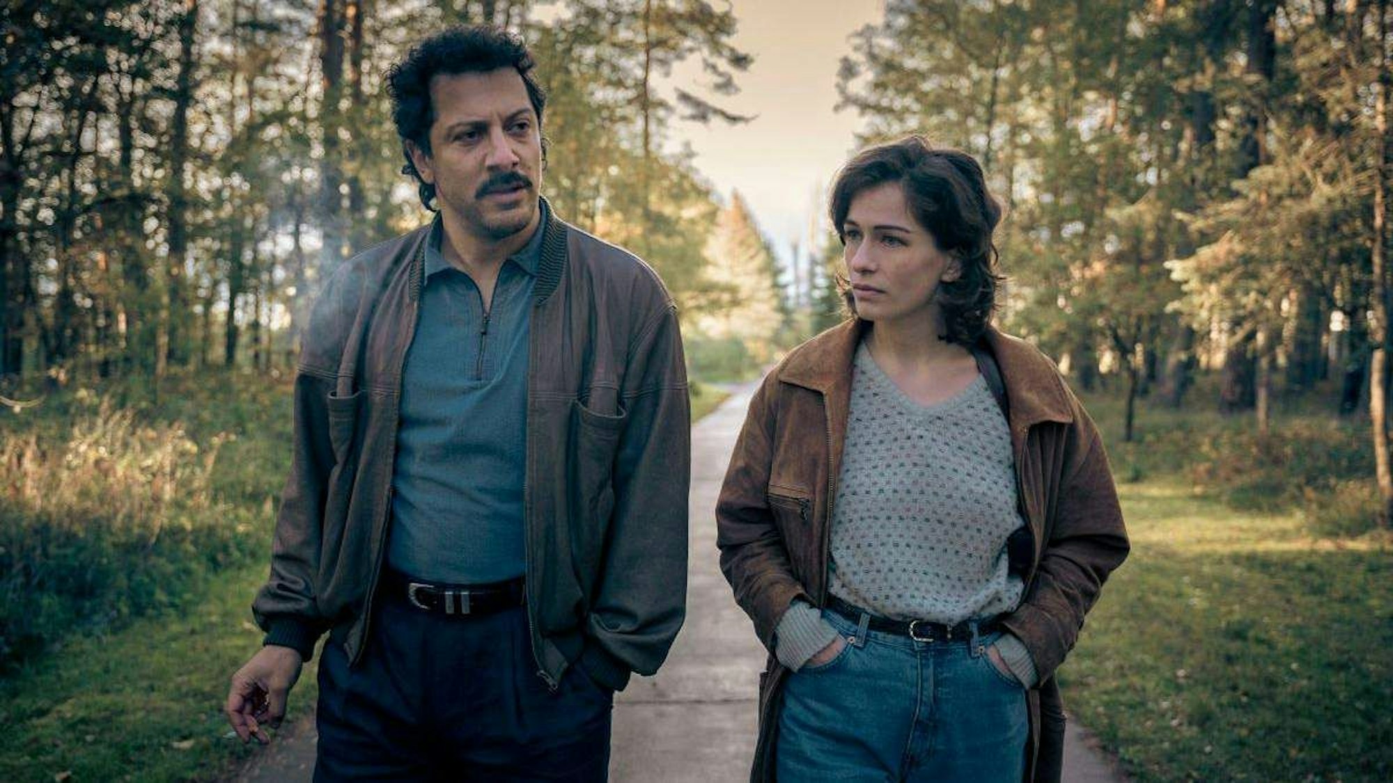 Ein Mann und eine Frau gehen durch den Wald.