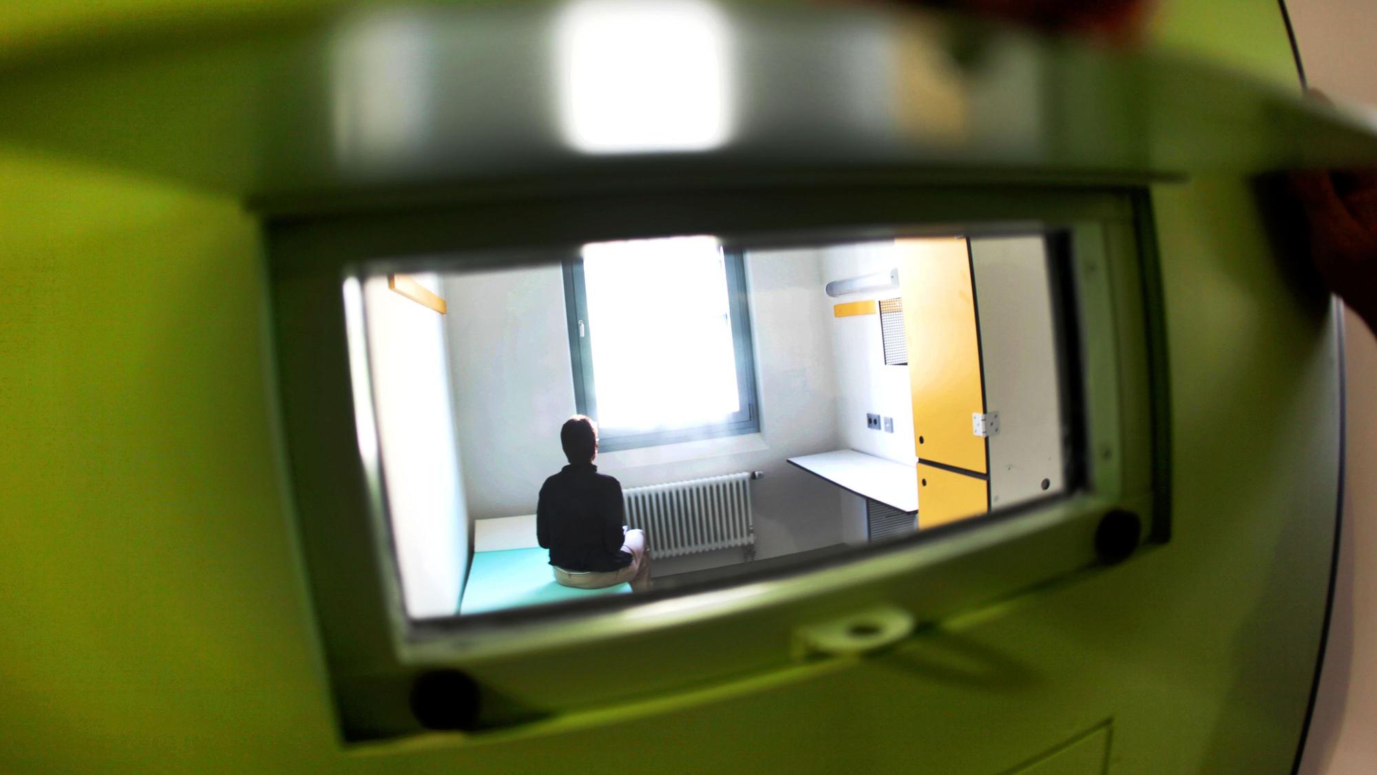 Blick in eine Zelle in der Justizvollzugsanstalt Wuppertal-Ronsdorf, aufgenommen durch eine Klappe hindurch.